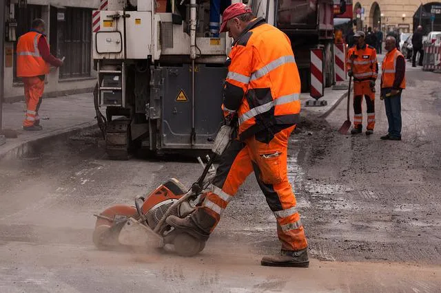 Odzież ochronna czy robocza – jaką wybrać dla pracowników?